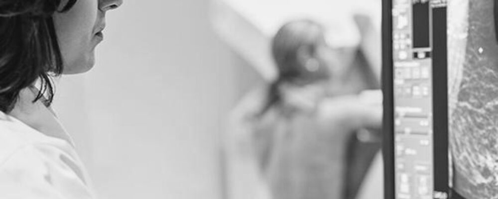 Removing ovaries and fallopian tubes linked to lower risk of early death among certain breast cancer patients