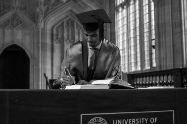 Image of Sir Mo Farah signing the Honorary Degrees Book
