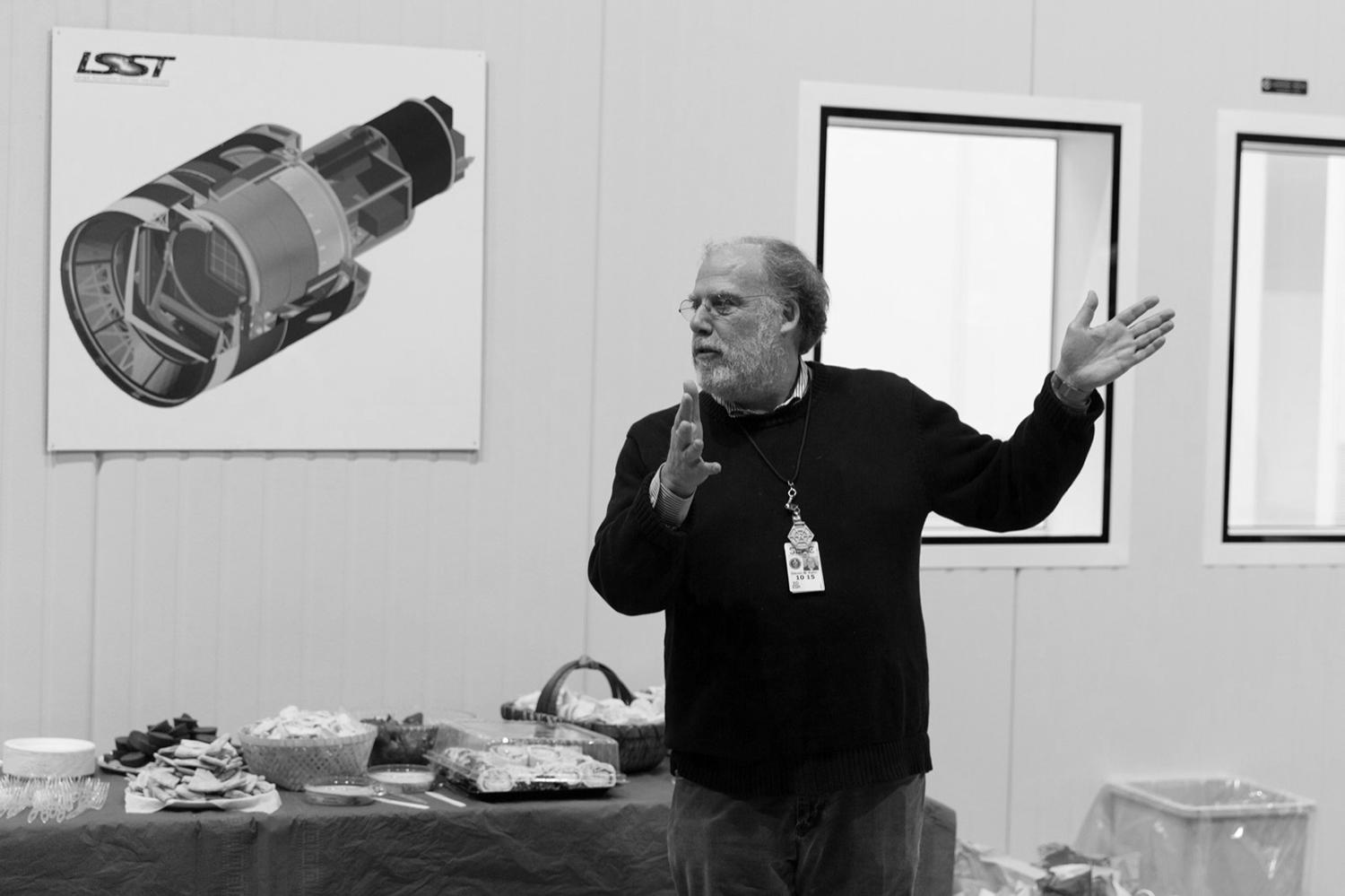 Image of Steve Kahn addressing  SLAC scientists and engineers.