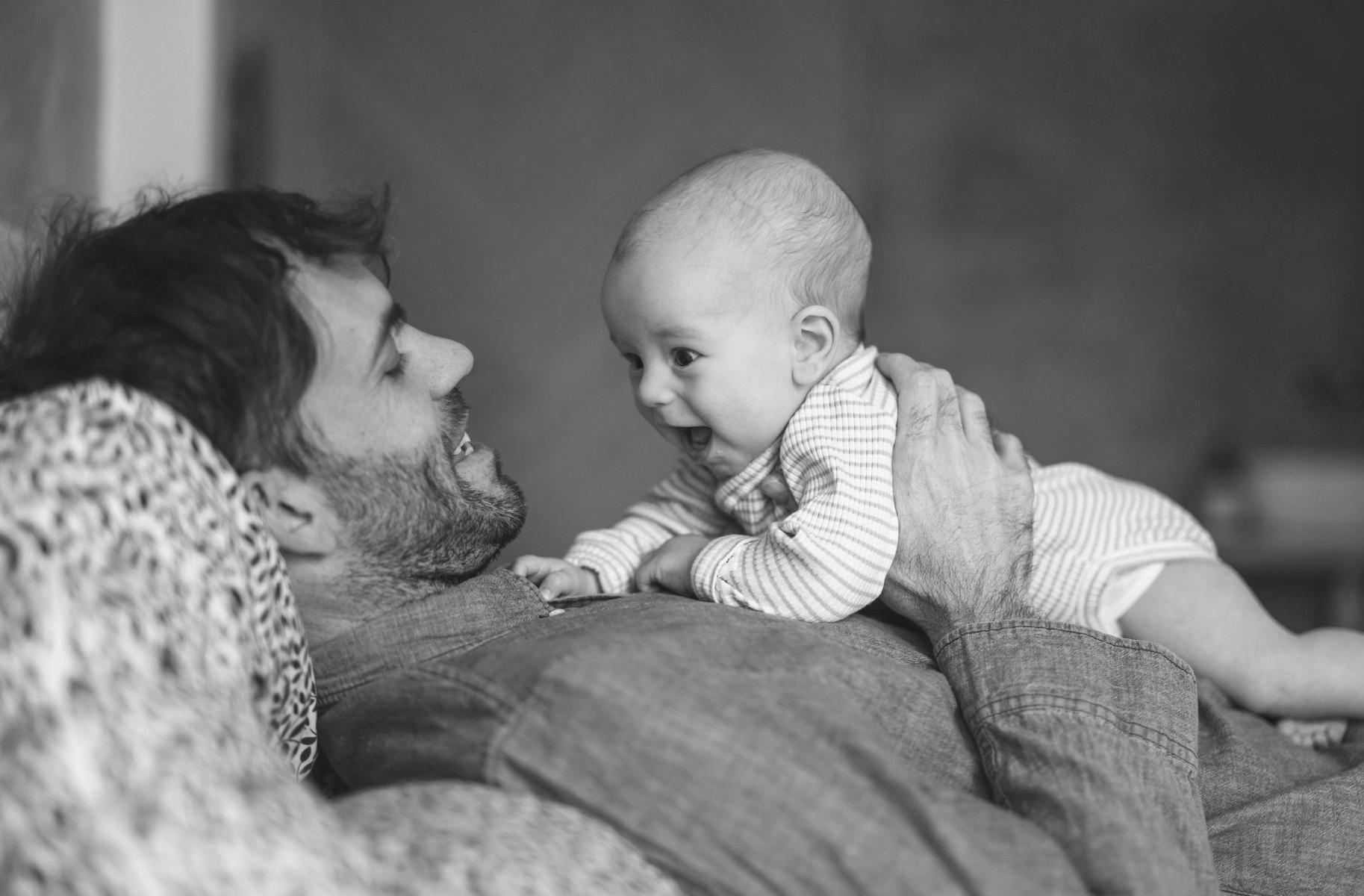 You are currently viewing Fathers who take solo parental leave remain more involved parents years later