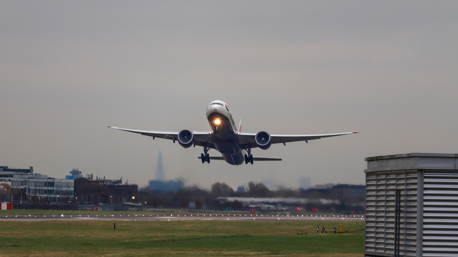 You are currently viewing Heathrow expansion incompatible with UK legal climate targets, major report finds
